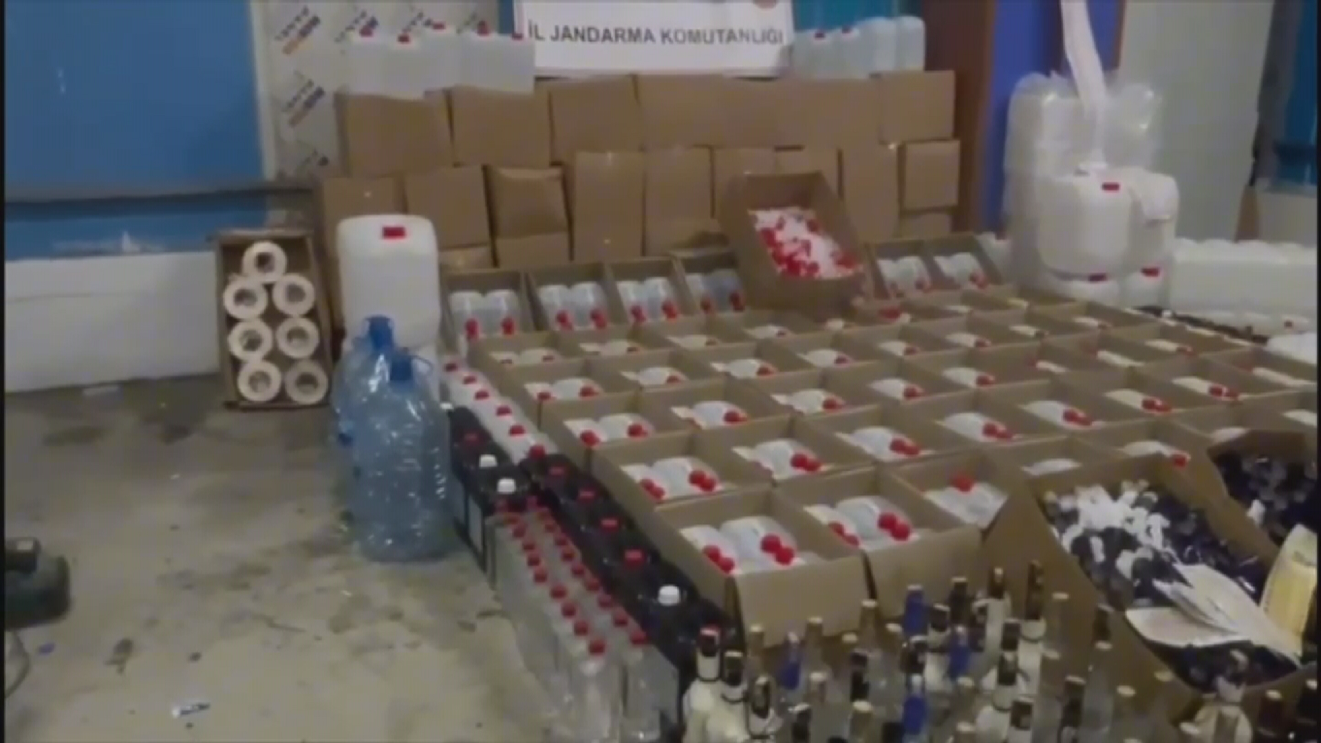 İstanbul'da 'Çengel-8' operasyonu: 28 bin 400 litre sahte alkol ele geçirildi