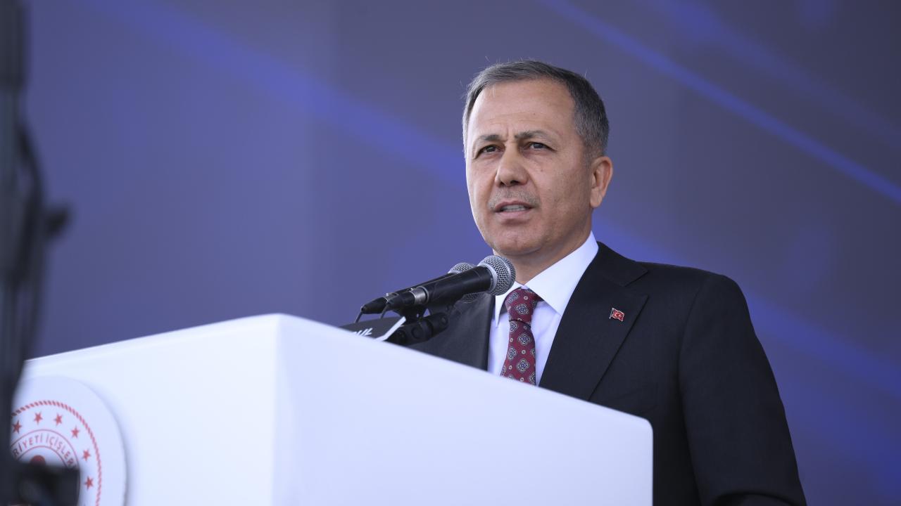 Yerlikaya duyurdu: 48 kişi göçmen kaçakçılığı suçlaması nedeniyle yakalandı