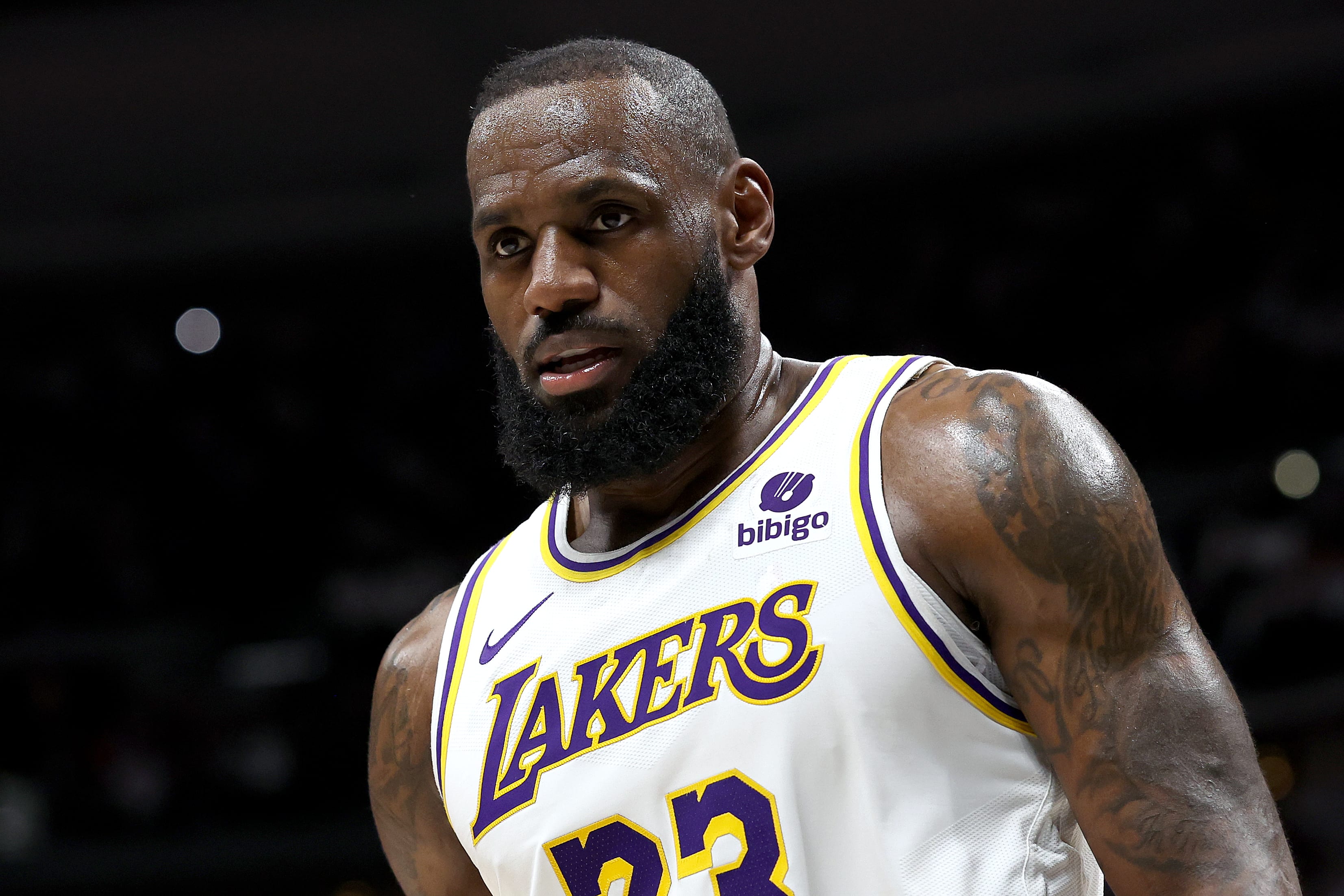 LeBron James'in "triple-double"ı Lakers'a yetmedi!