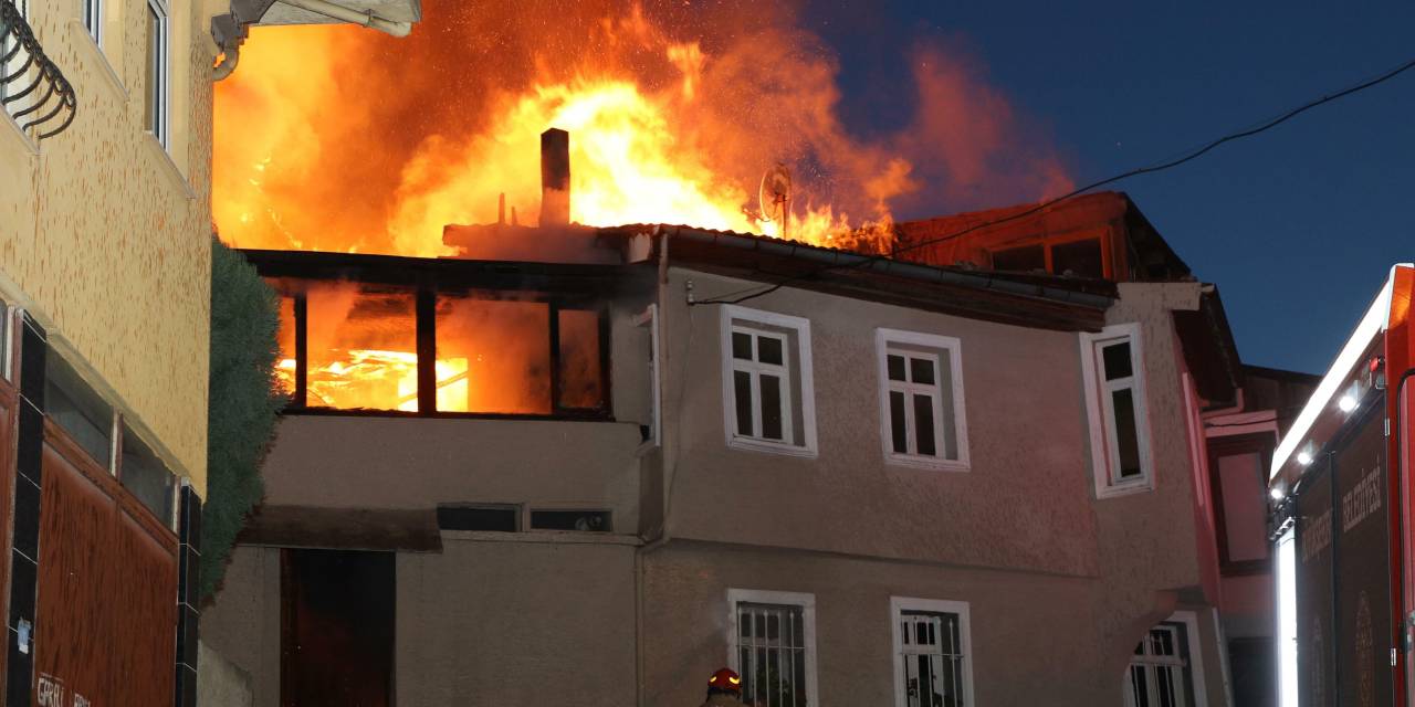 Mudanya Belediyesi'nden yangından evleri zarar gören aileye destek