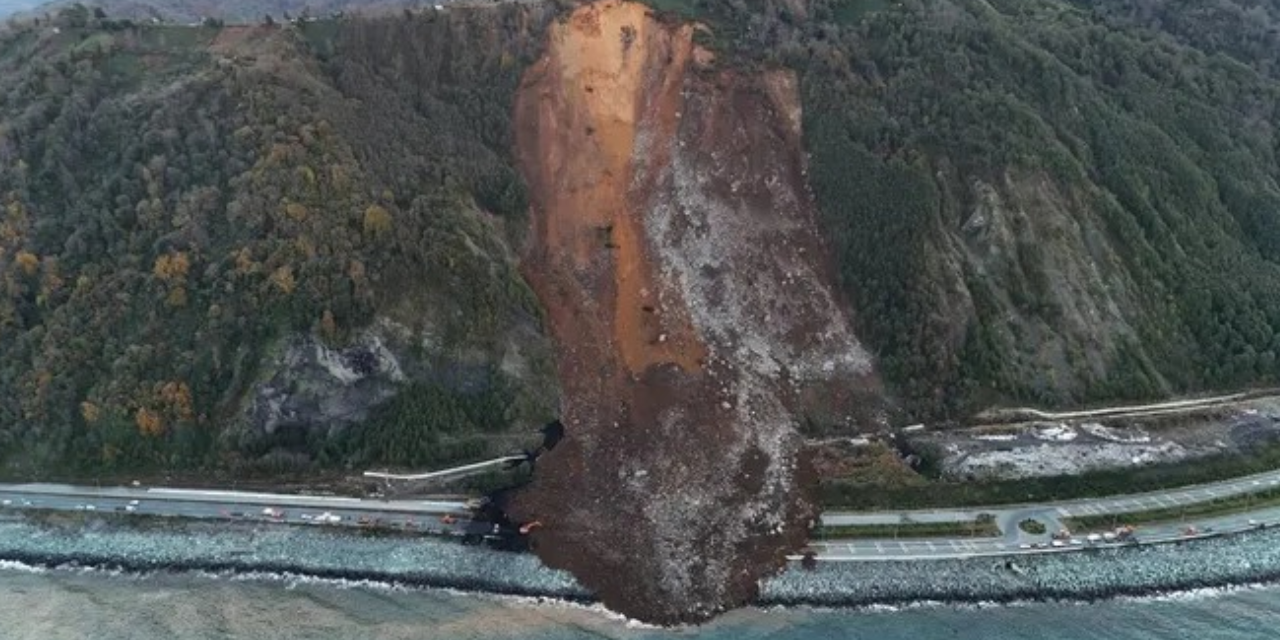 Artvin'de heyelan: Karadeniz Sahil yolu ulaşıma kapandı