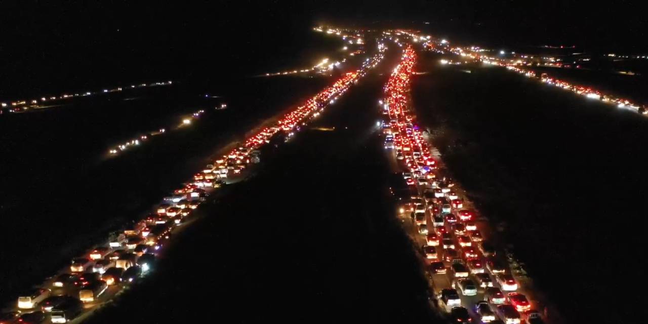 Suriyeliler akın akın Şam'a gidiyor: Kilometrelerce araç kuyruğu oluştu