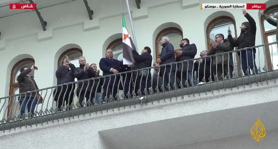 Esad karşıtı grupların bayrağı Moskova'da göndere çekildi