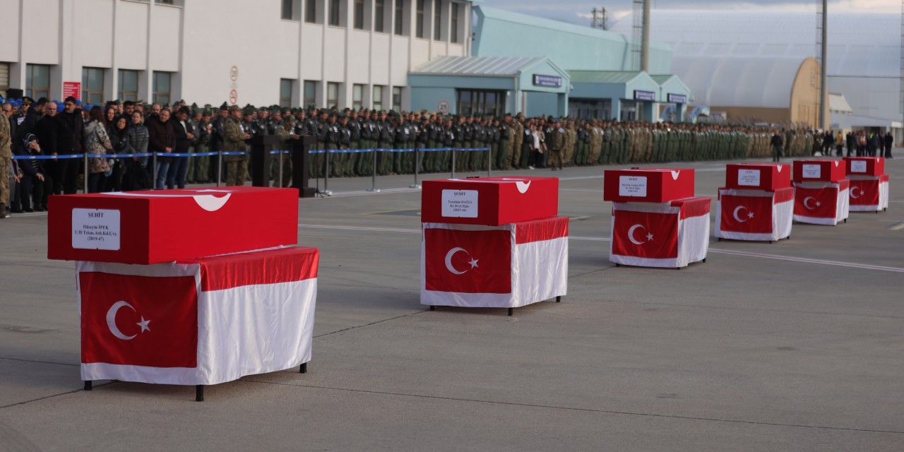 Helikopter kazasında şehit olan askerler son yolculuğuna uğurlandı