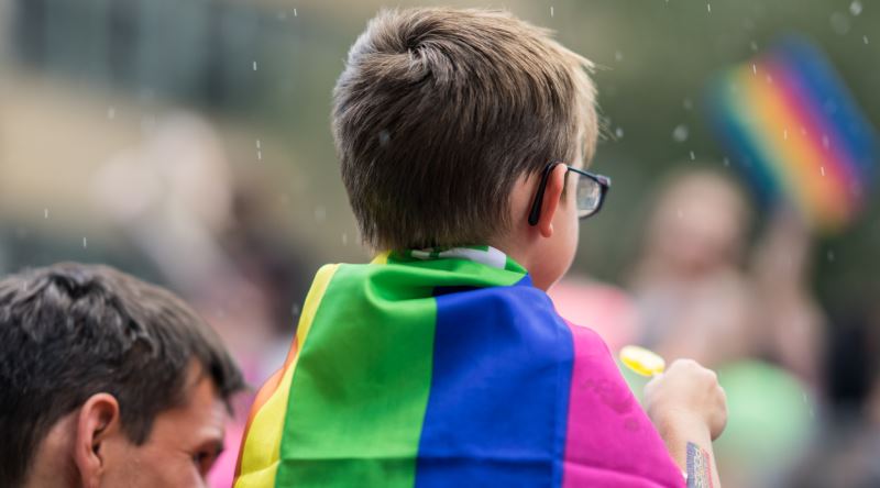 İngiltere’de LGBTİ çocuklarda ergenlik engelleyici ilaç verilmeyecek