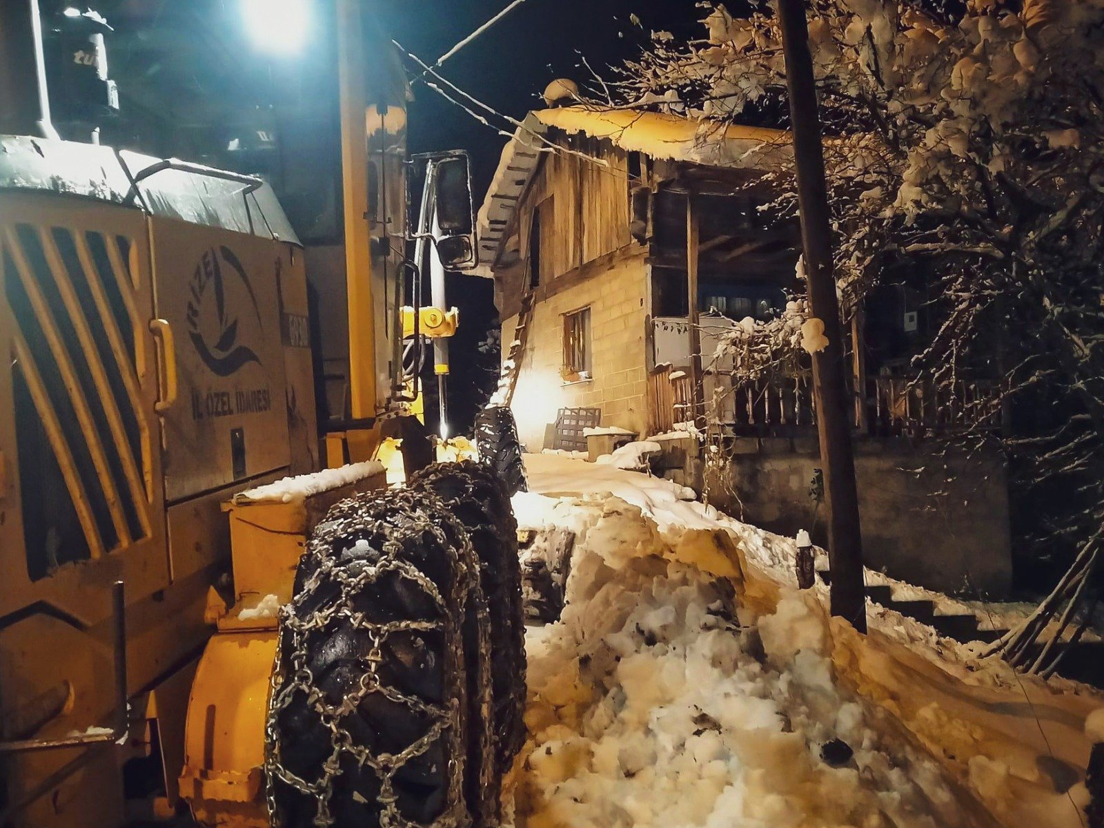 Rize'de kar yağışı nedeniyle 14 köy yolu kapandı