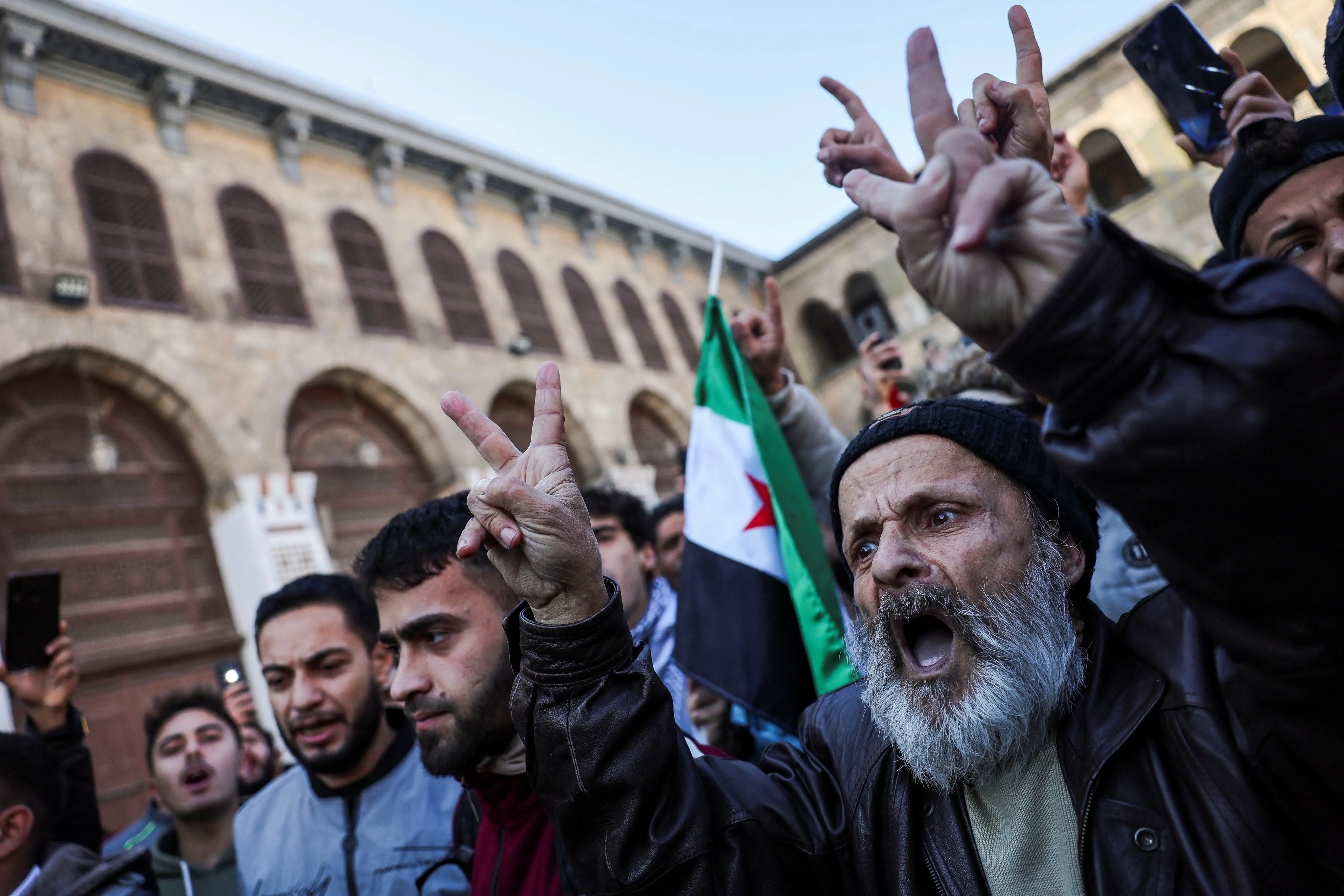 HTŞ'nin yönetimi altında Emevi Camii'nde ilk cuma namazı: Binlerce insan akın etti