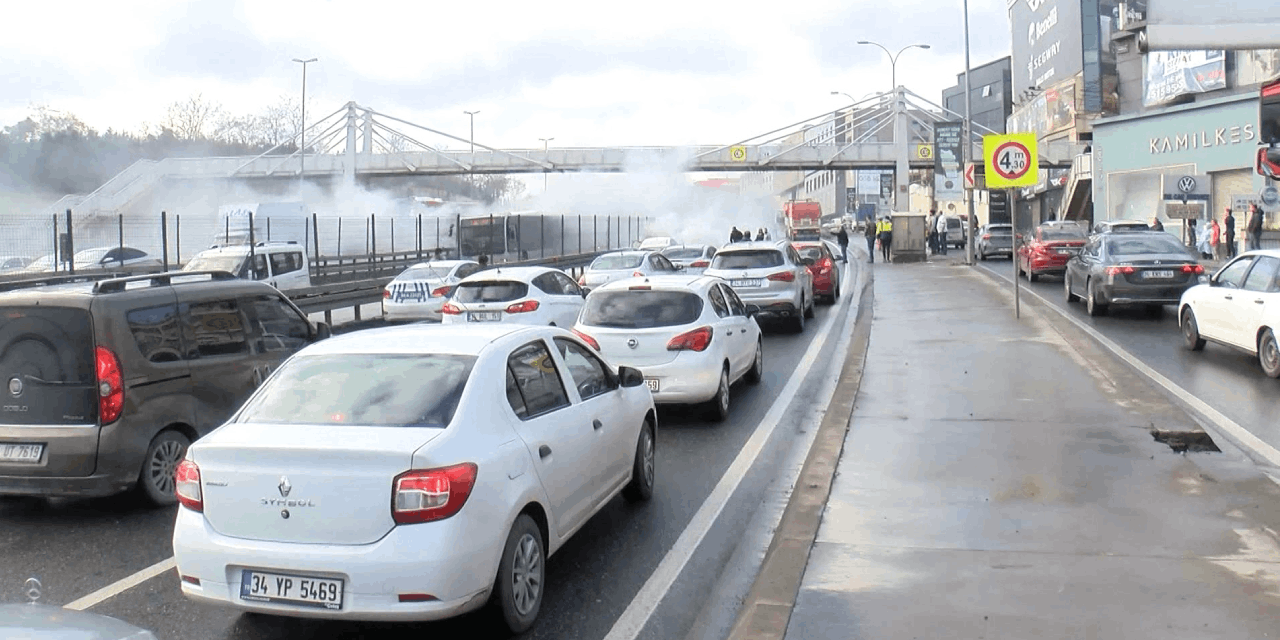 Küçükçekmece'de otomobil alev alev yandı, trafik kapandı