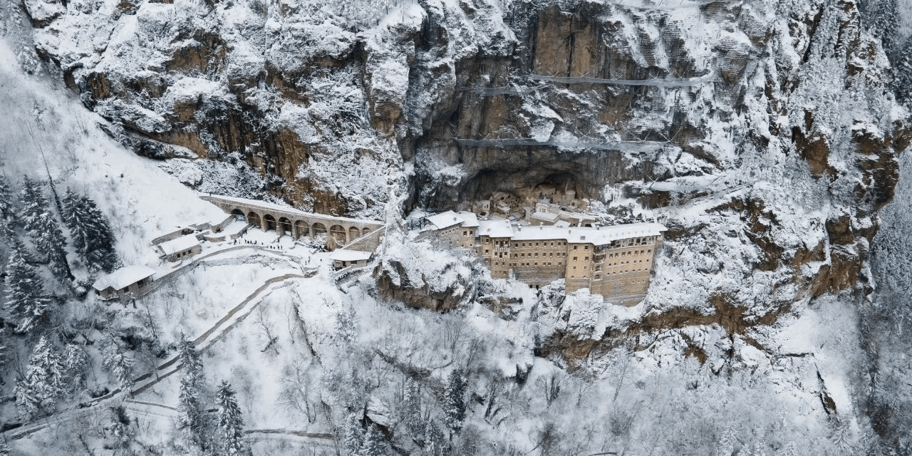 Sümela Manastırı karla beyaza büründü: Tarihi yapı muhteşem manzaralar sunuyor