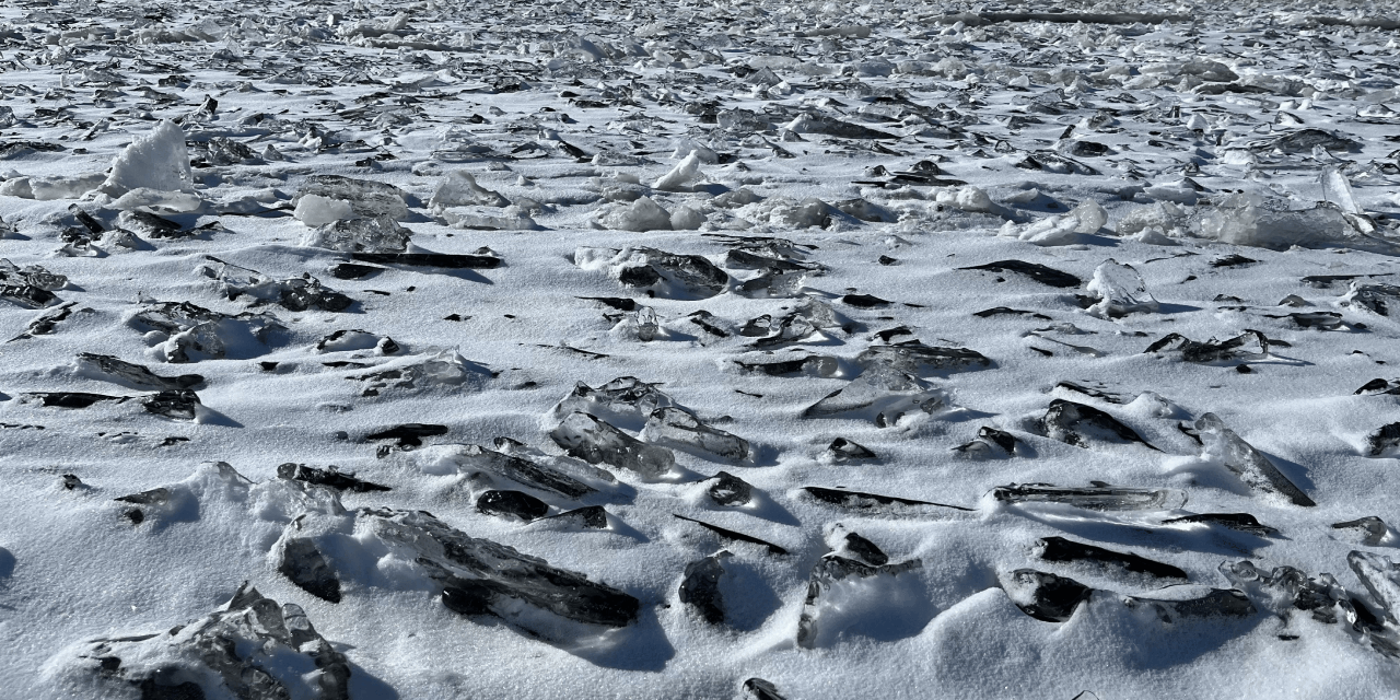 Çıldır Gölü’nde fırtına buzları parçaladı, Antarktika görüntüleri oluştu
