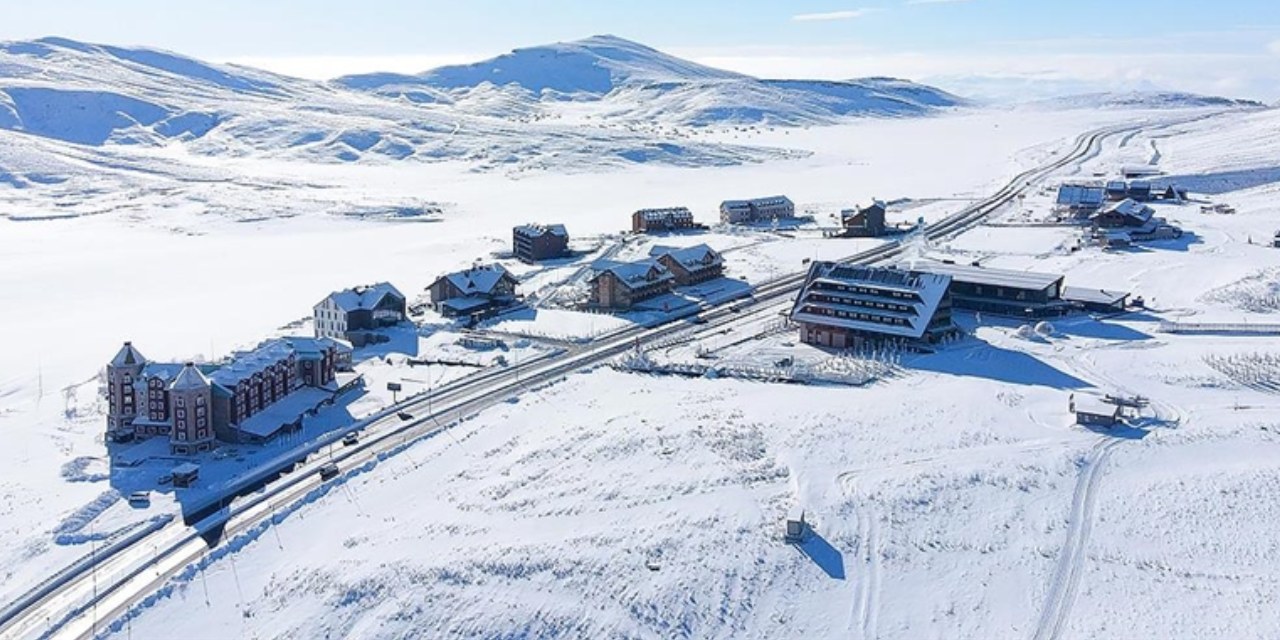 Erciyes Kayak Merkezi'ni on binlerce ziyaretçi geldi