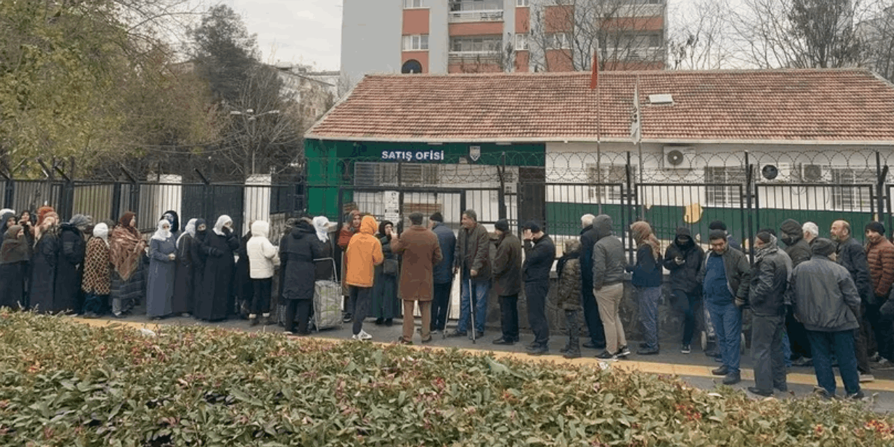 Eksi 5 derece soğukta uzun kuyruklar: Vatandaşlar ucuz gıda için ateş yaktı