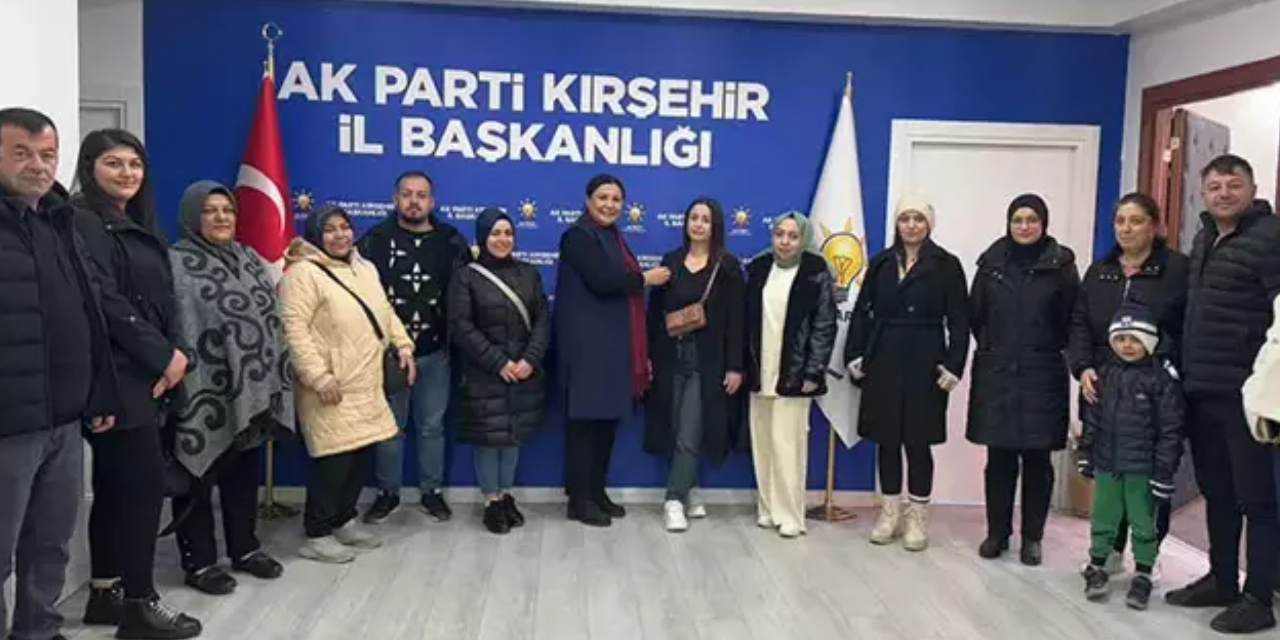 Kırşehir'de CHP'den istifa eden 12 kişi AKP rozeti taktı
