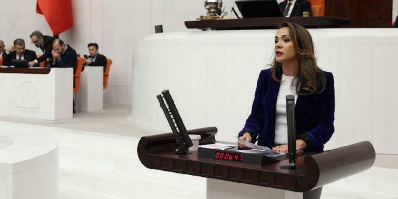 CHP'li İlgezdi’den Bakan Ersoy’a CSO konserinde kıyafet sansürü sorusu