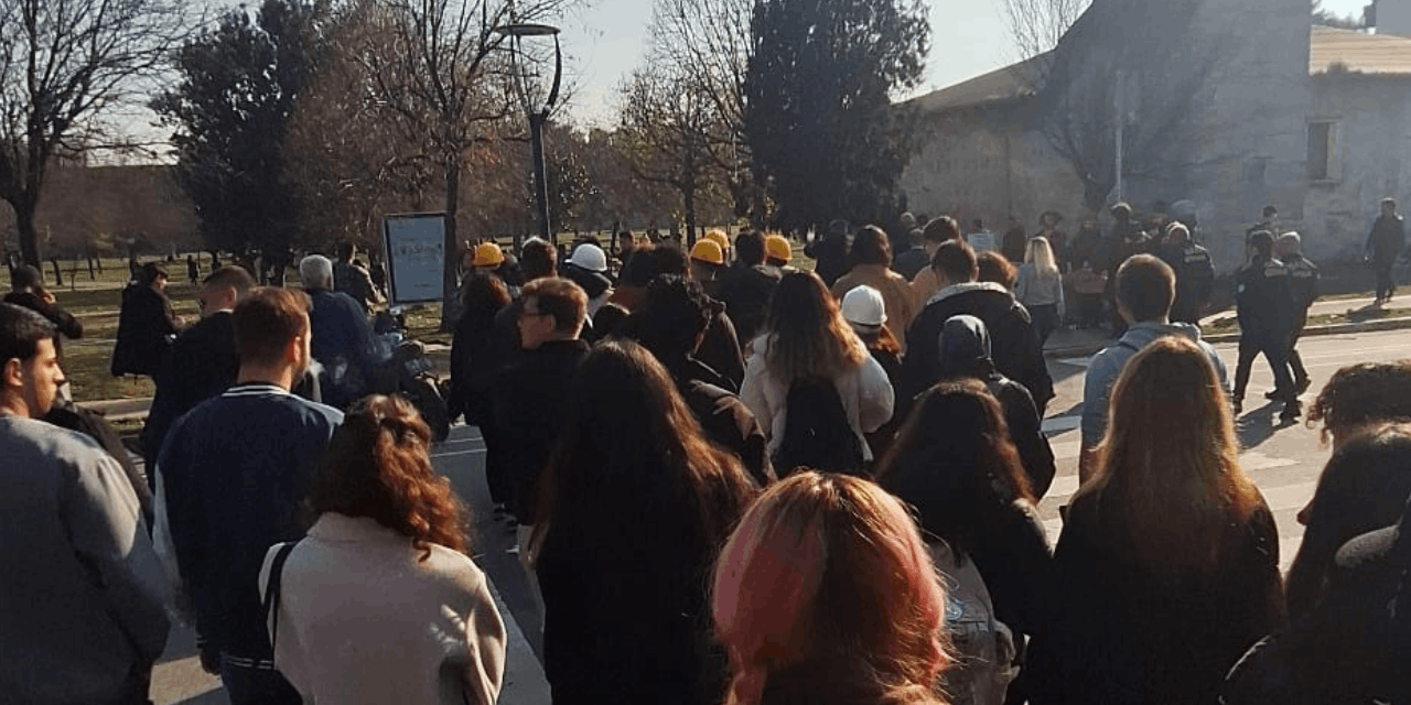Yıldız Teknik Üniversitesi'nde dökülen tavan baretli eylemle protesto edildi