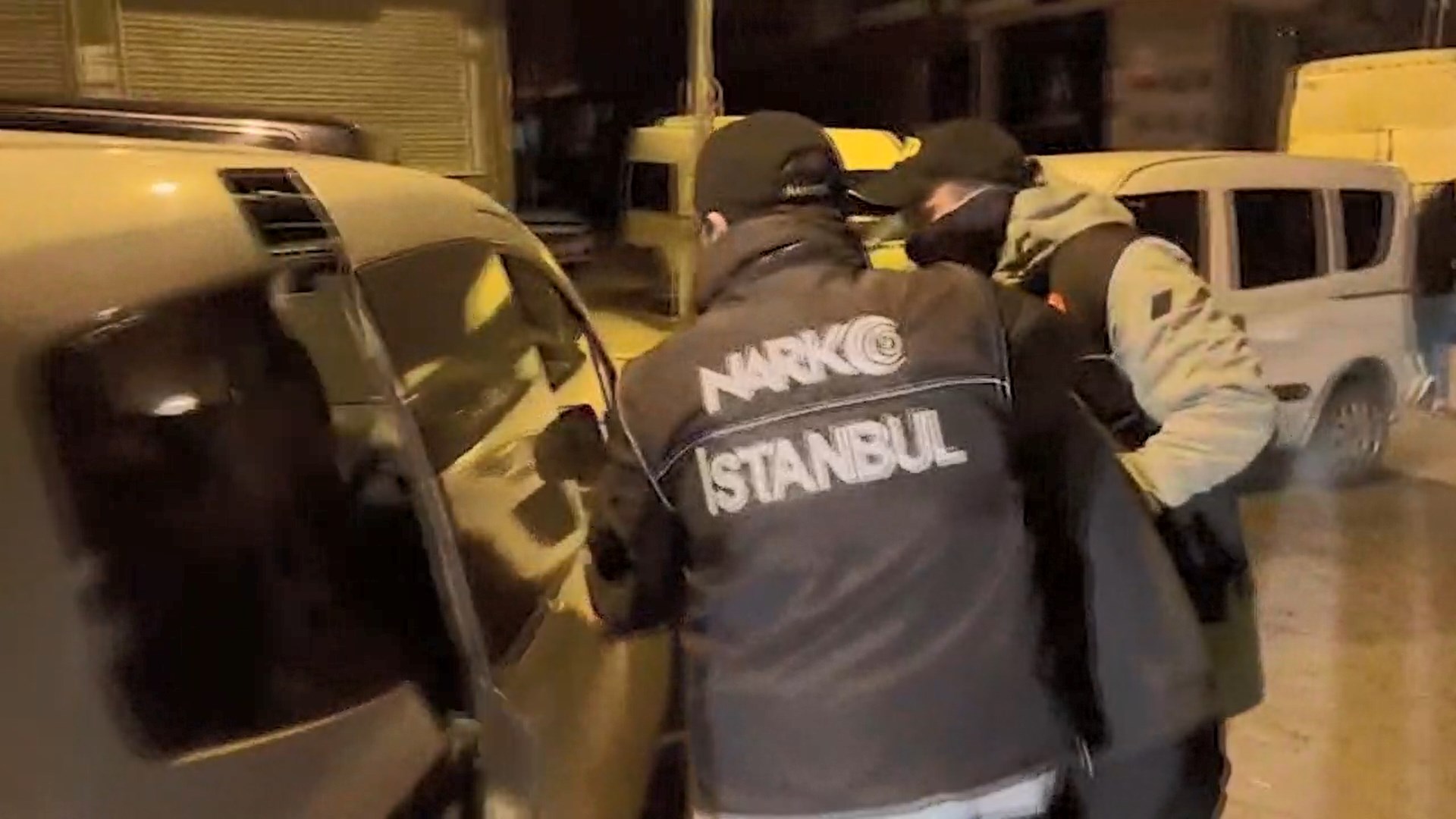 Esenyurt'ta uyuşturucu satıcılarına operasyon: 69 gözaltı