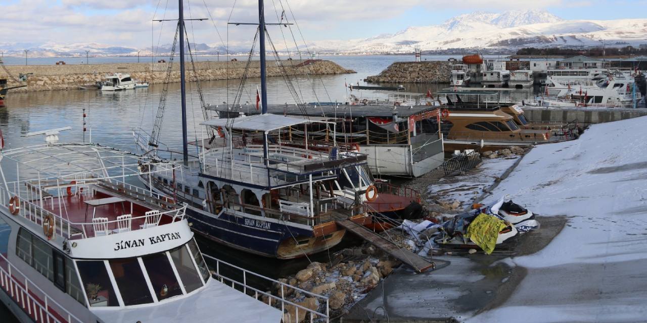 Van'da, Edremit Küçük Balıkçı Barınağı dava sürerken belediyeden alındı