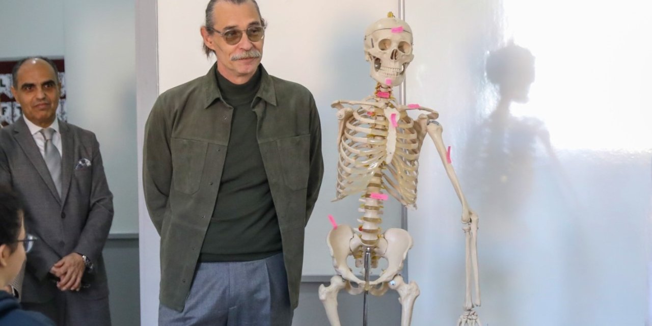 Erdal Beşikcioğlu öğrencilerle bir araya geldi
