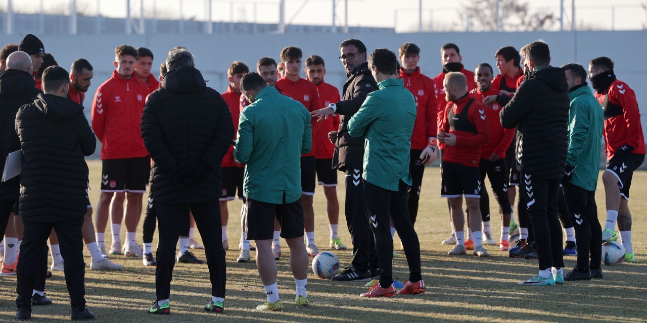 Sivasspor yeni teknik direktörü ile ilk antrenmanında