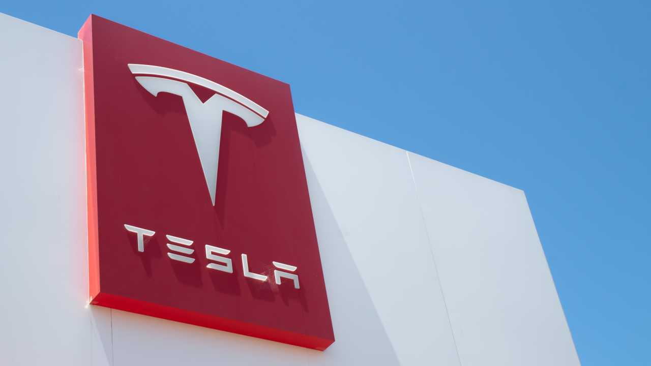Tesla arıza nedeniyle 700 bin aracını geri çağırıyor!