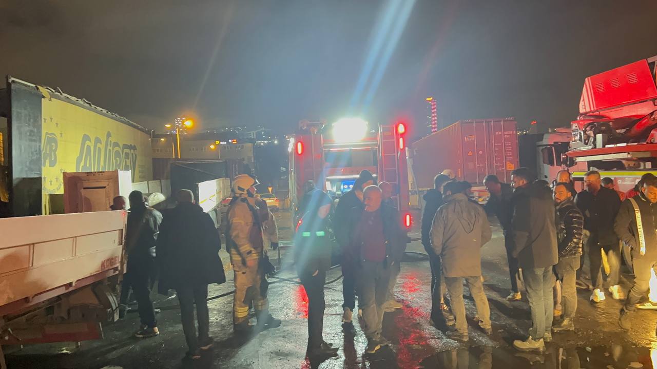 Beylikdüzü'nde TIR garajında yangın: Kedi ve köpek yanarak can verdi