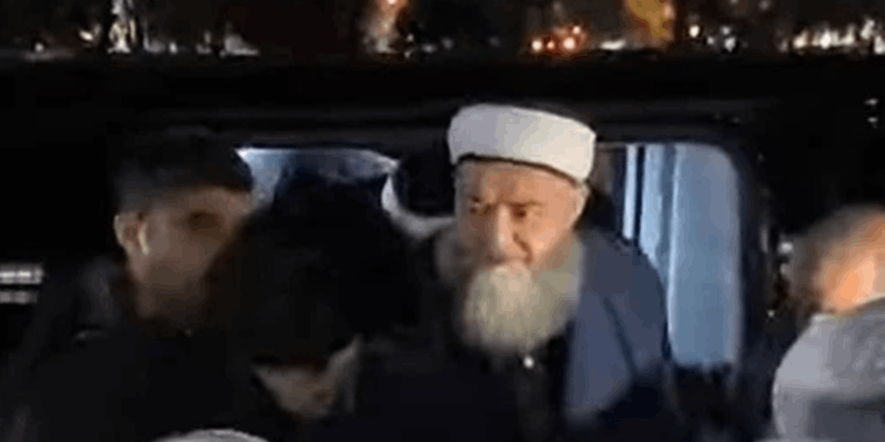 Cübbeli Ahmet, bakanlığın 'çakarlı araçlara ceza' açıklamasını hiçe sayarak çakarlı araçlarla etkinliğe katıldı