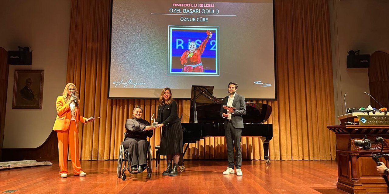 Paralimpik okçu Öznur Cüre’ye Boğaziçi’nden özel ödül