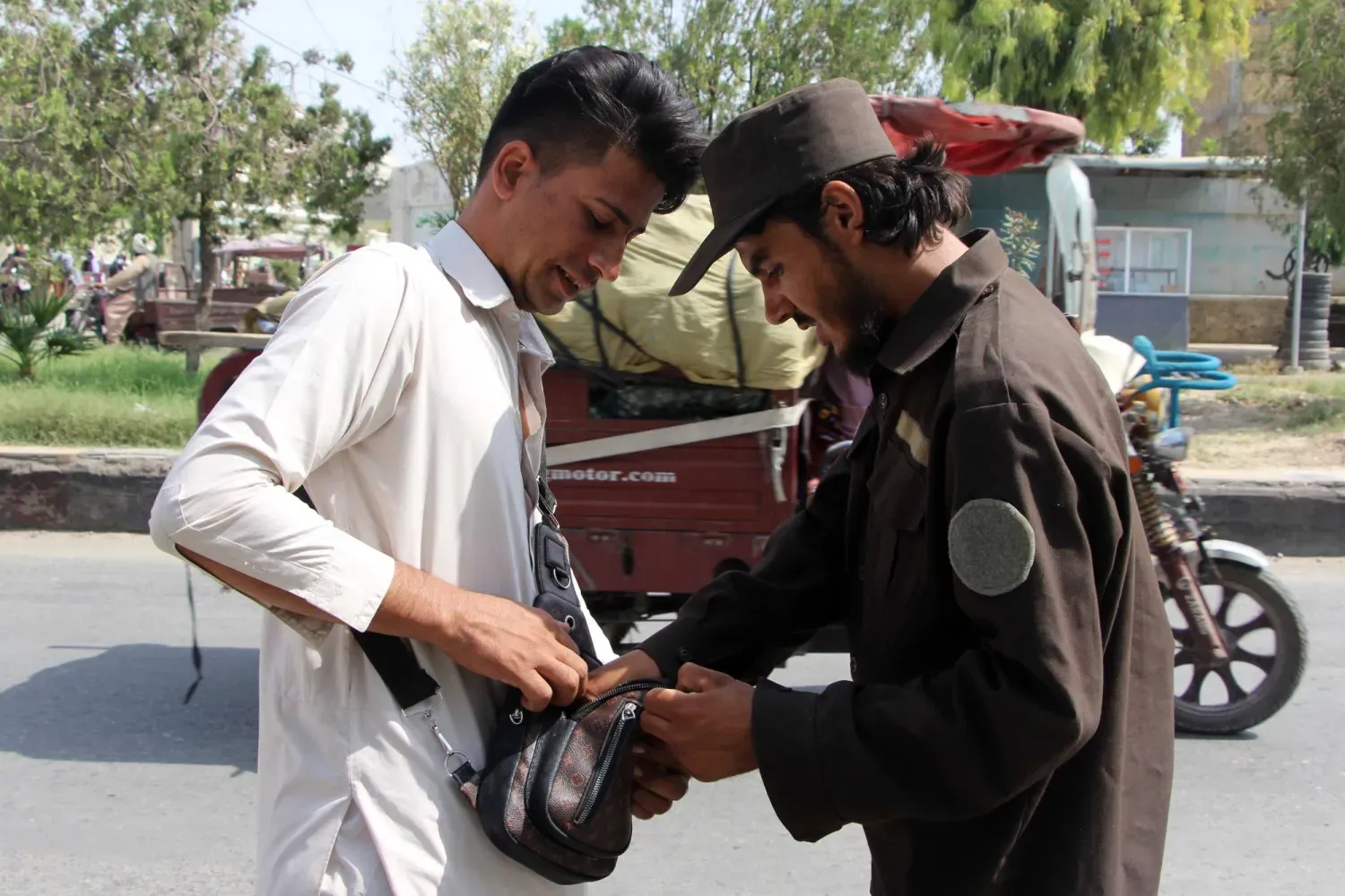 Pakistan Taliban'ı vurdu: 46 kişi hayatını kaybetti