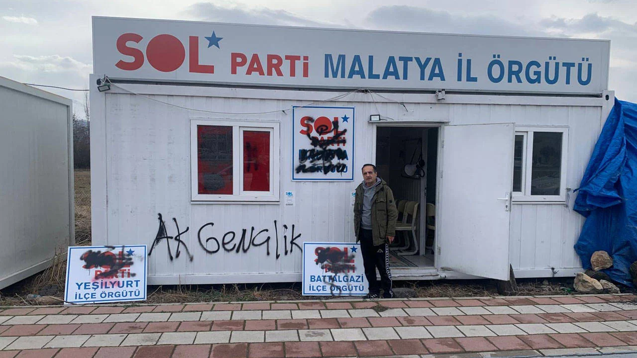 Malatya'da Sol Parti'ye saldırı: Konteynere 'Ak Gençlik' yazıldı