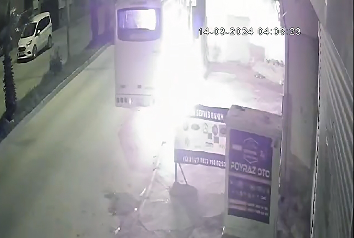Adana'da midibüsü benzin döküp yaktı: O anlar güvenlik kameralarına saniye saniye yansıdı