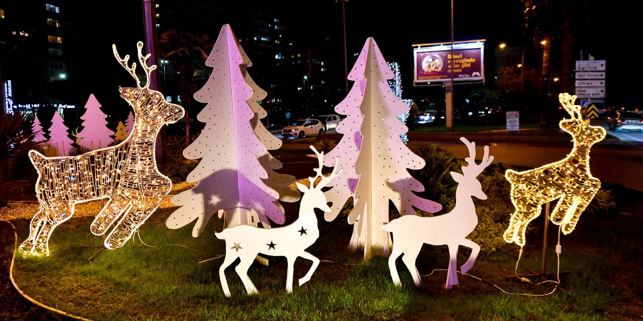 Mersin, yılbaşı süslemeleriyle yeni yıla hazır