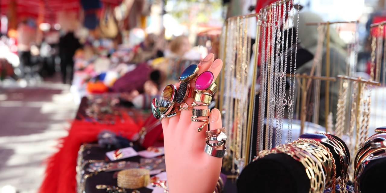 Çiğli’de Yeni Yıl Kermesi’ne yoğun ilgi