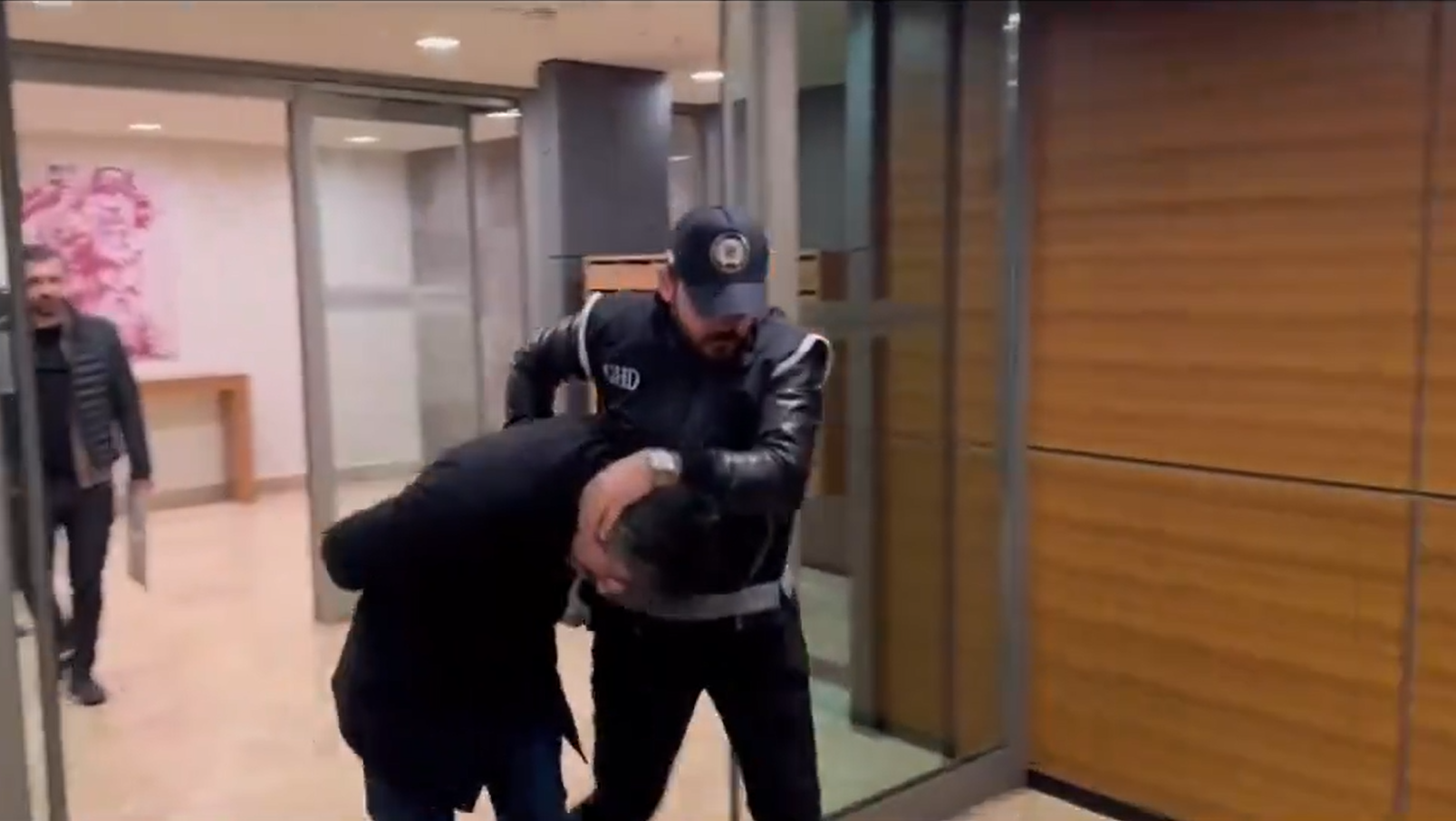 Kırmızı bülten ile aranan 56 kişi yakalandı