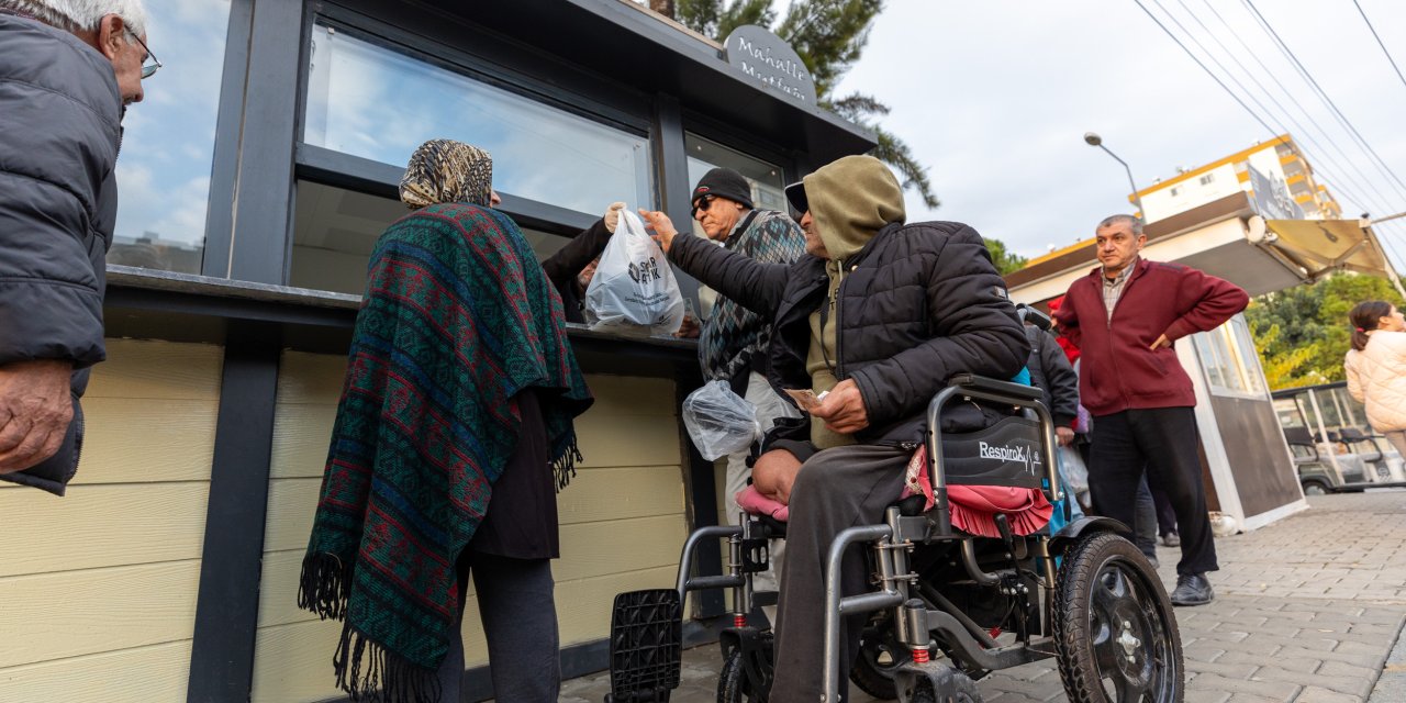 Mersin'de geçim sıkıntısına karşı dayanışma sofrası kuruldu