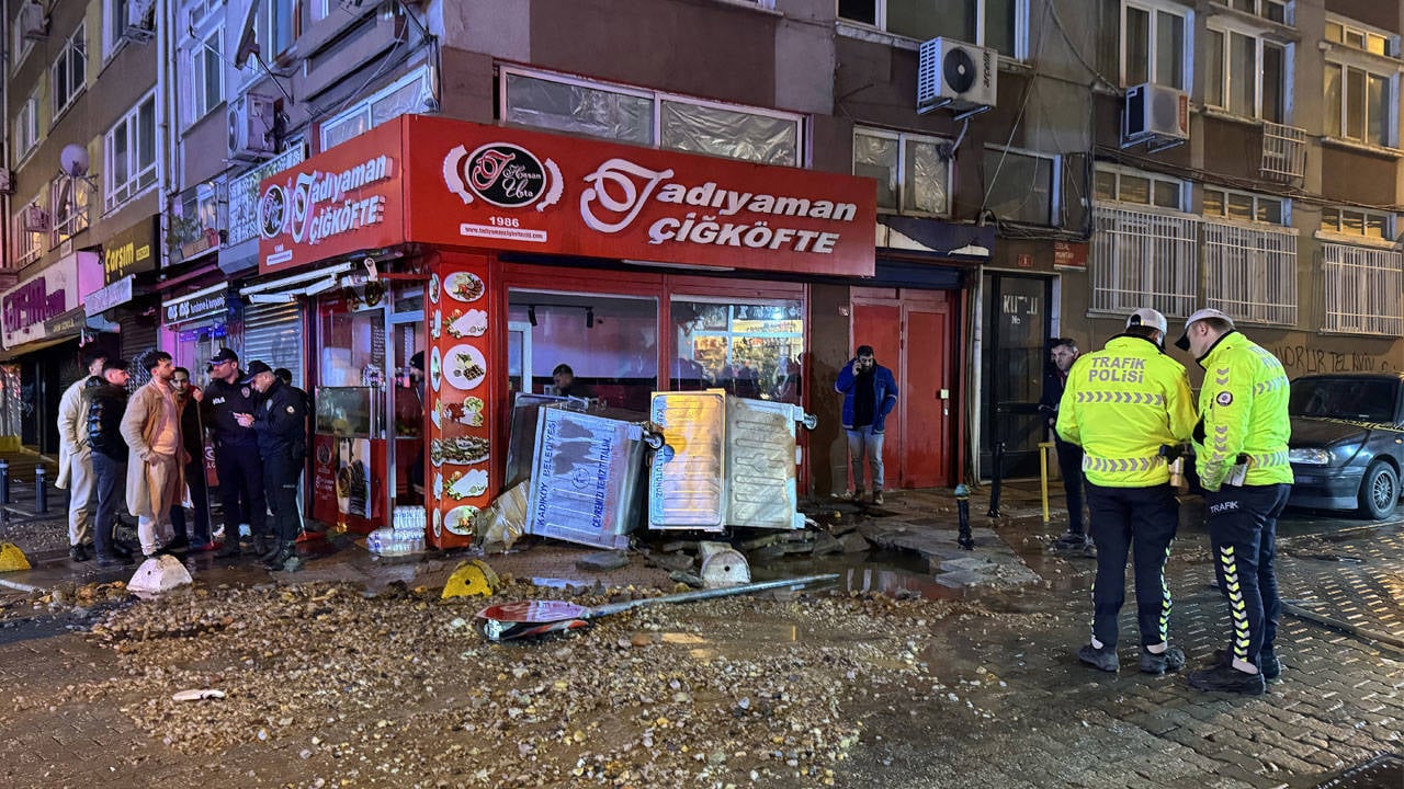 Kadıköy'de su şebekesi borusu patladı: 5 katlı bina tahliye edildi