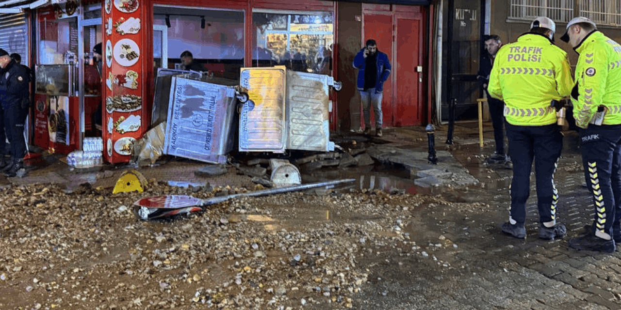Kadıköy’de su borusu patladı, çevredeki binalarda hasar meydana geldi