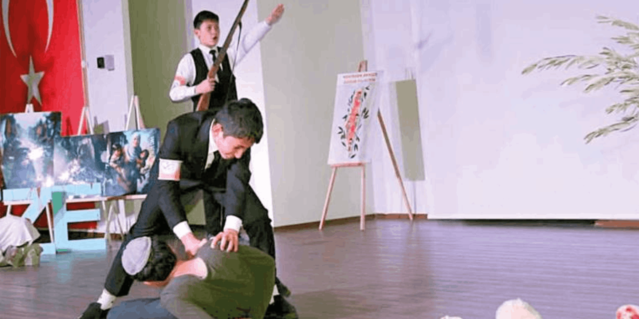 Ortaokul etkinliğinde çocuklara silah dağıtıldı, kanlı kefen ve kesik kol gösterildi