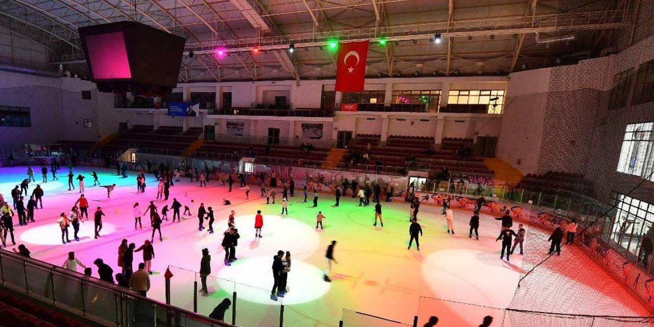 İzmir'de buz pateni ilgisi artıyor: Halk seansları ve kurslar yoğun talep gördü