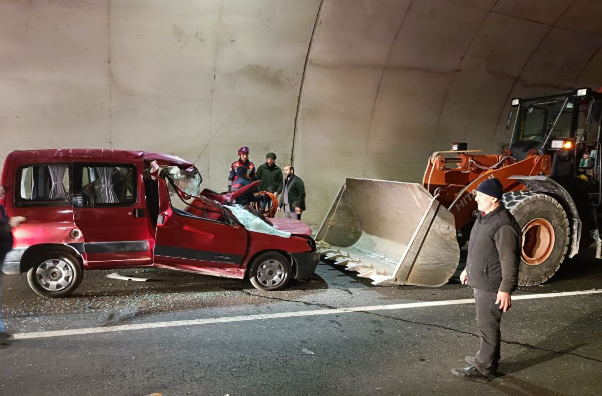 Tünele tersten girip iş makinesine çarptı: 80 yaşındaki sürücü yaşamını yitirdi