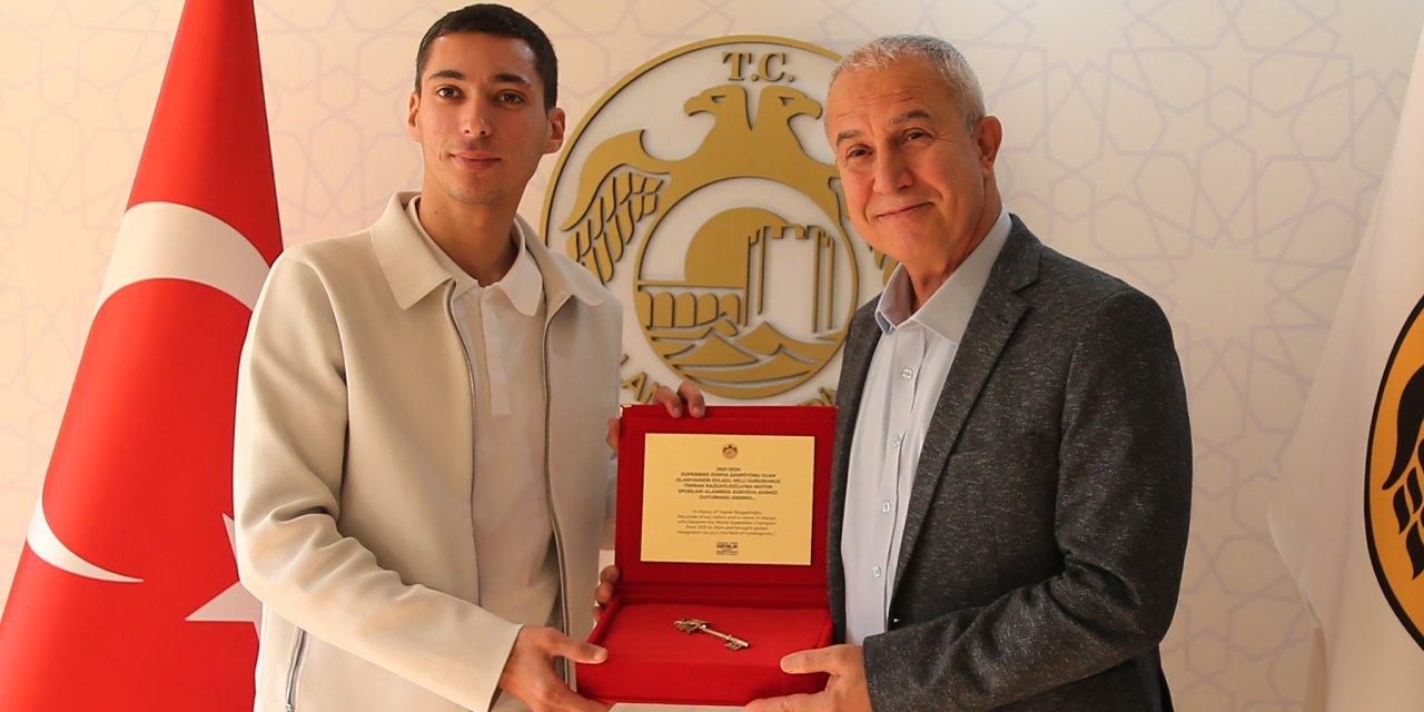 Superbike Şampiyonu Razgatlıoğlu'na 'şehrin anahtarı'