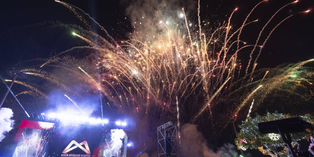 Mersin’de sokak partisiyle 2025 coşkusu