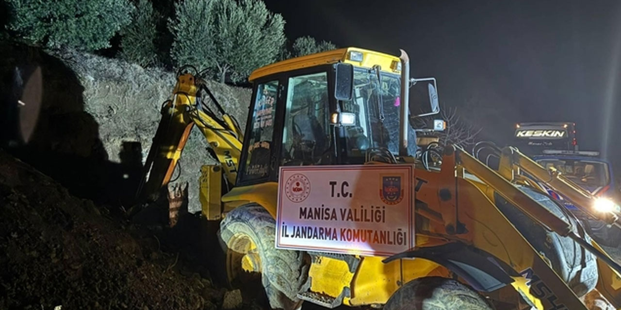 Manisa’da yılbaşı gecesi kepçeyle define arayan 4 kişi suçüstü yakalandı