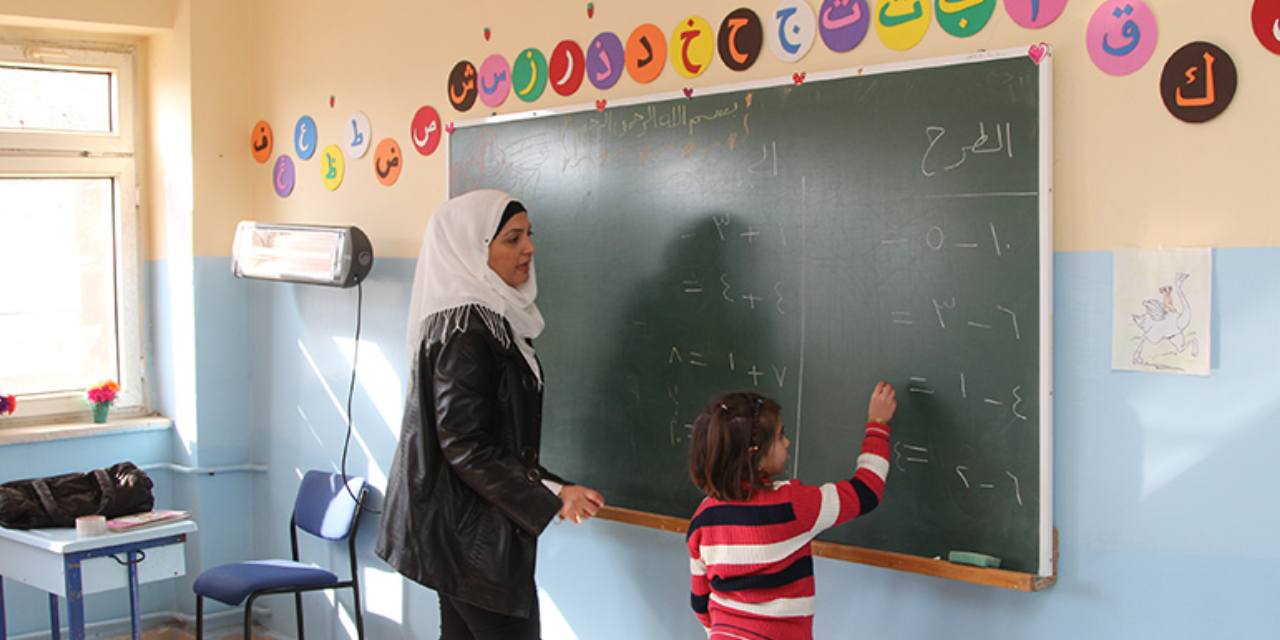 Suriye'de okul müfredatında “dini bölümdeki” değişikliklere tepki: Geçici Eğitim Bakanlığı'ndan açıklama