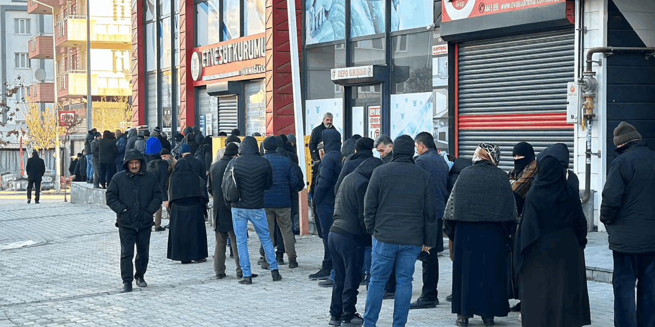 Ucuz et kuyruğunda bekleyen vatandaş: "Biz emeklilerin bir tek tabut ve mezarı eksik"