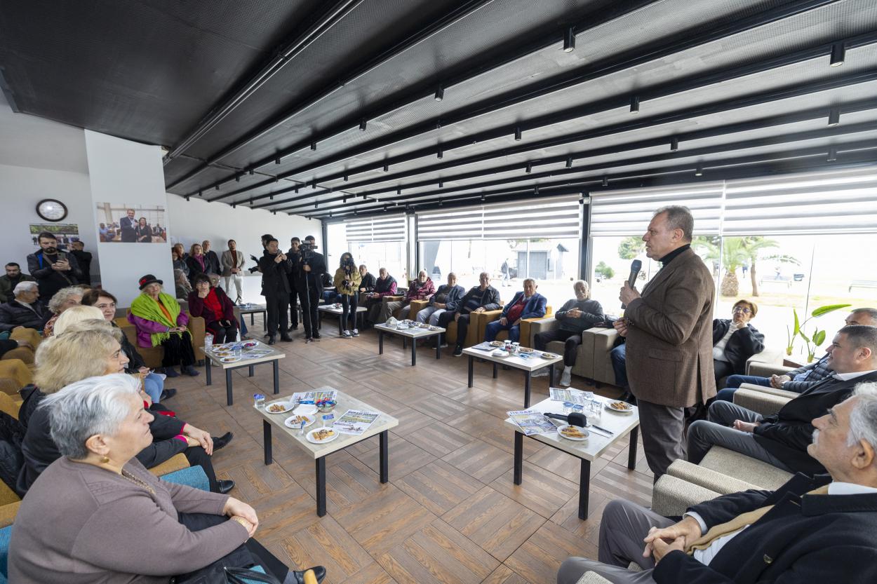 Mersin Büyükşehir Belediye Başkanı Vahap Seçer emeklilerle bir araya geldi