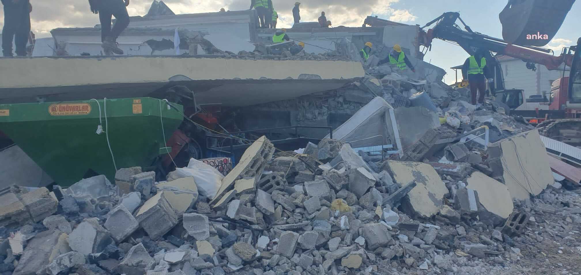 Depremde 51 kişinin öldüğü binaların müteahhidi Akar'ın tahliyesine tepki