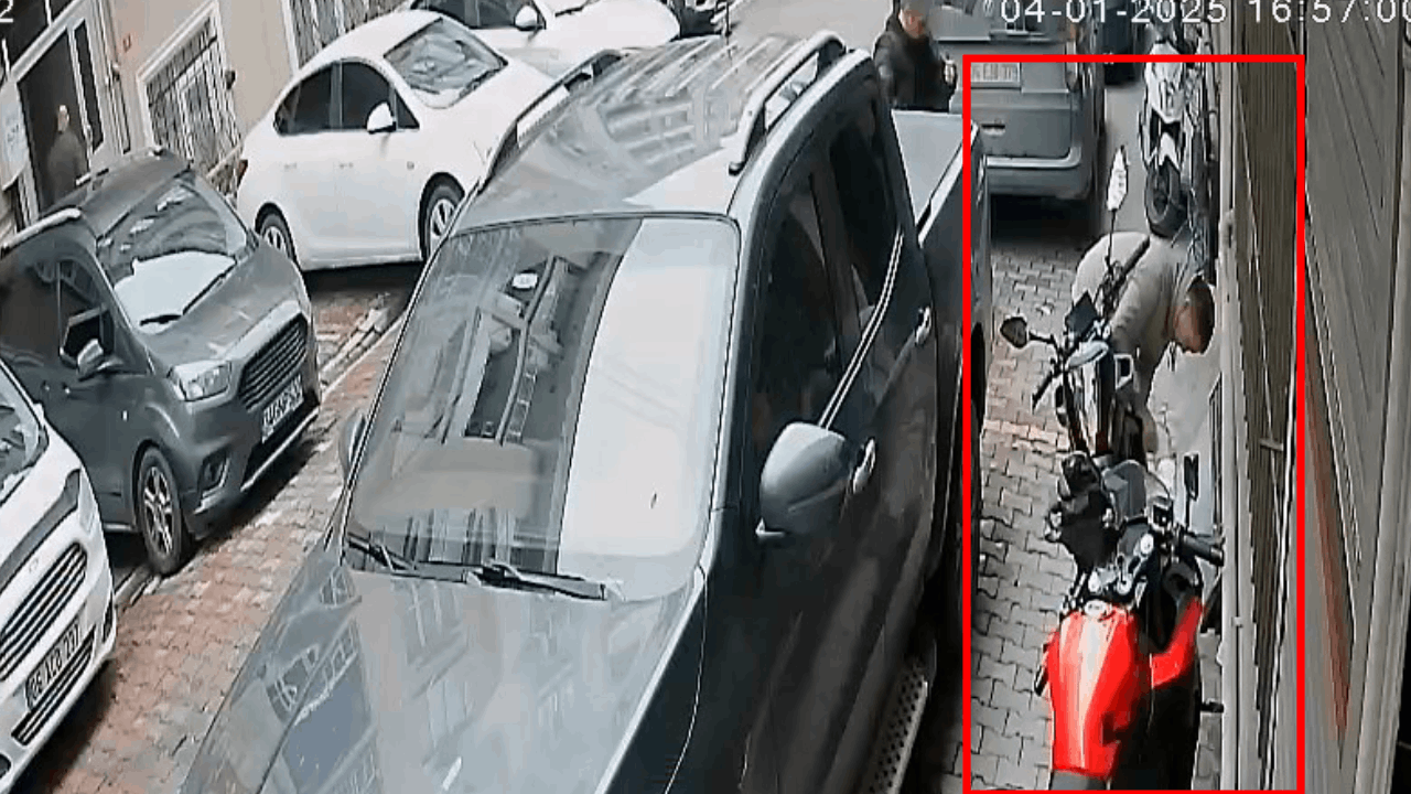 Esenyurt’ta sokak ortasında motosiklet hırsızlığı: Güpegündüz çaldı, kayıplara karıştı