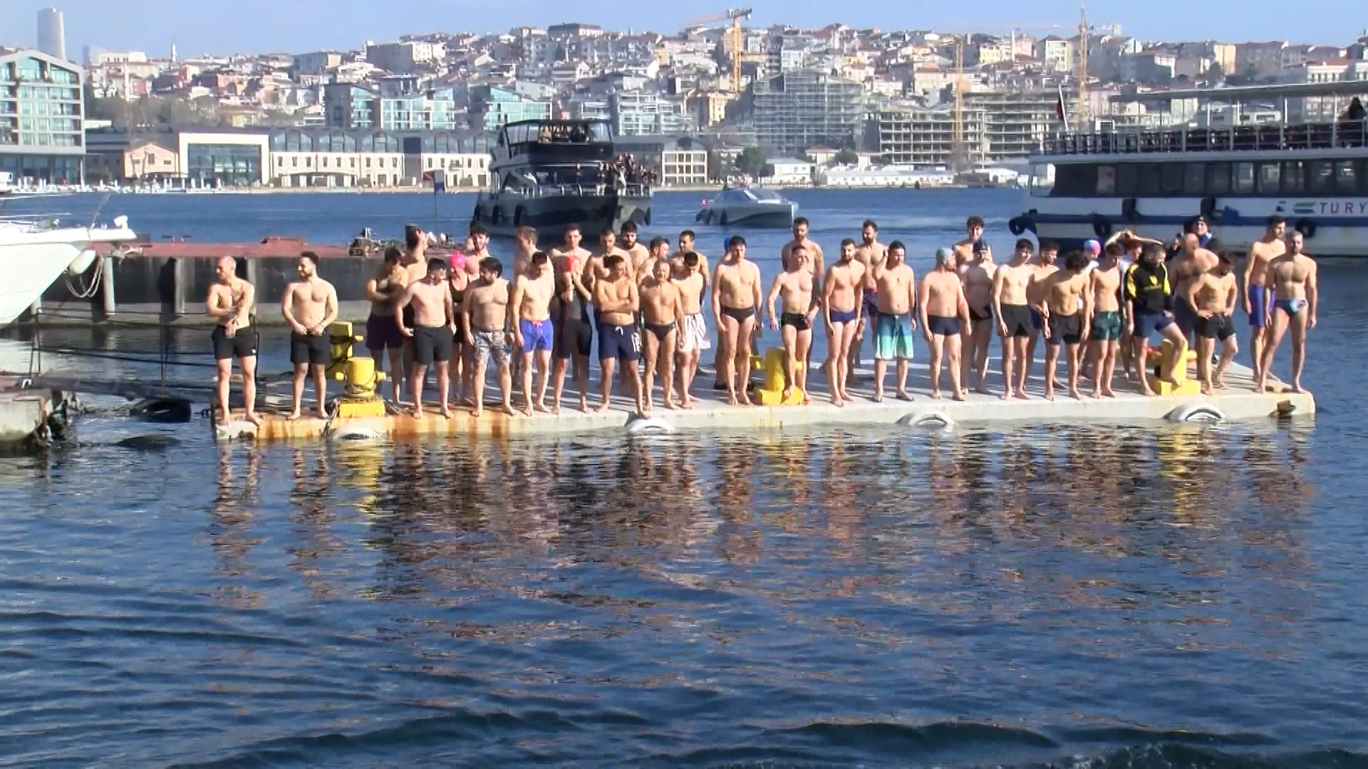 Haliç'te haç çıkartma töreni yapıldı