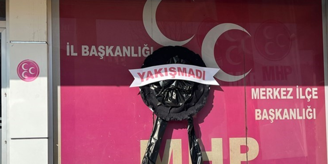 Şehit ailelerinden Devlet Bahçeli'ye protesto: MHP İl Başkanlığına çelenk bıraktılar