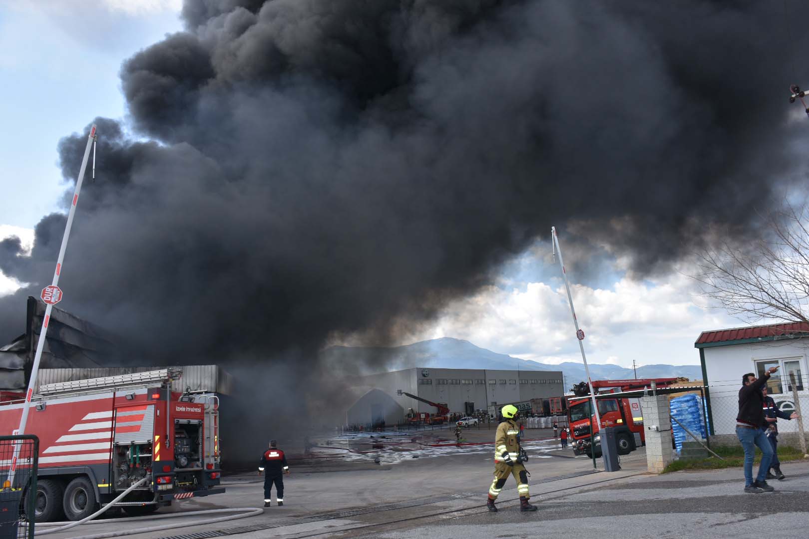 İzmir'de soğuk hava deposunda yangın: İtfaiye ekiplerinin söndürme çalışmaları devam ediyor